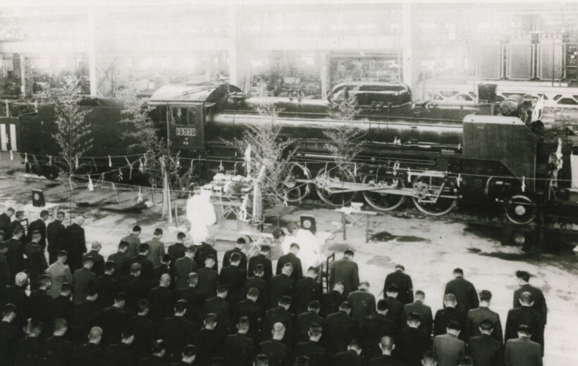 1943 年,三原車輛制作所完成了第一臺蒸汽機車的下線儀式